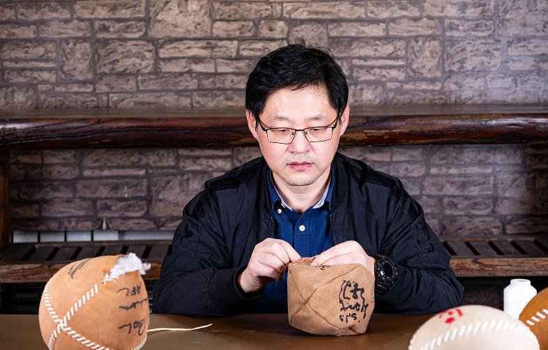 临淄蹴鞠传承人：48岁时辞去机关工作专门研究蹴鞠，成立制作公司，年销售额1600万元，两次走入世界杯