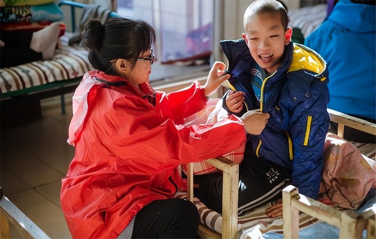 漂亮女教师被辞退,女教师为女儿辞职