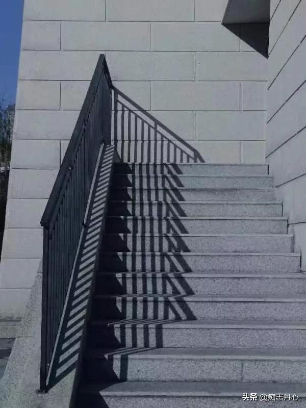 自信与自卑自负的区别和联系,单亲家庭极度自负又极度自卑