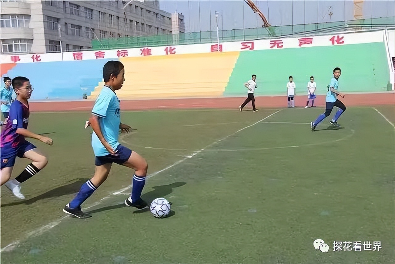 原平一中在原平市足球联赛中包揽高中组、初中组三个冠军