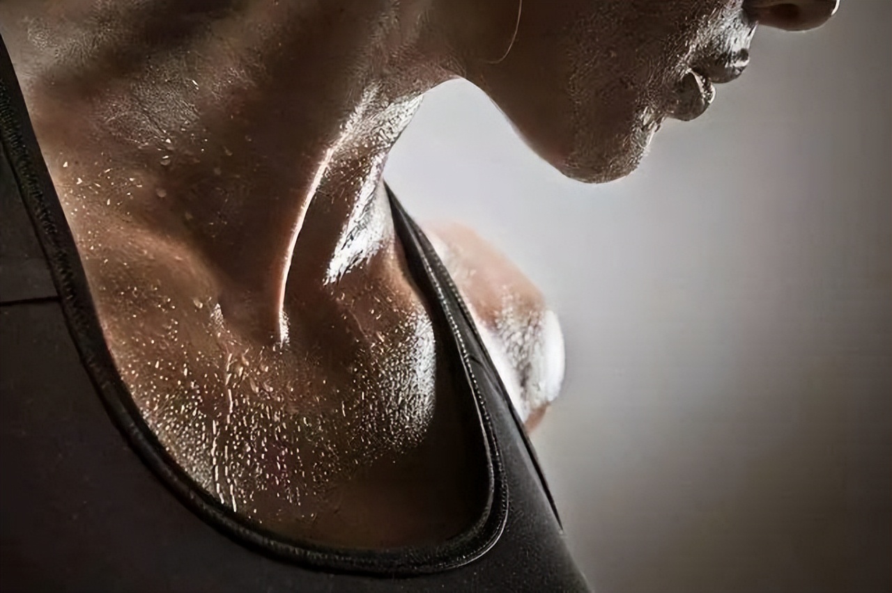 夜里盗汗枕巾湿透什么原因,半夜睡觉出汗枕头湿透了是啥病