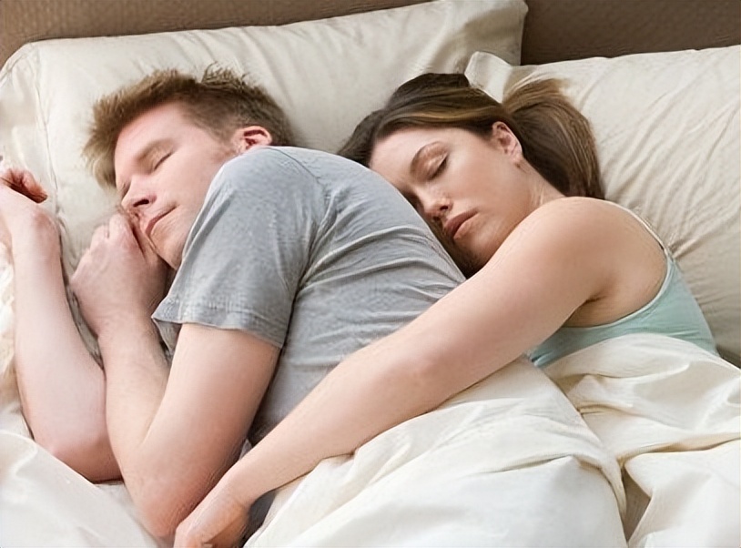 男子阴处局部痒怎么回事,医生检查阴虱的镊子和刀片