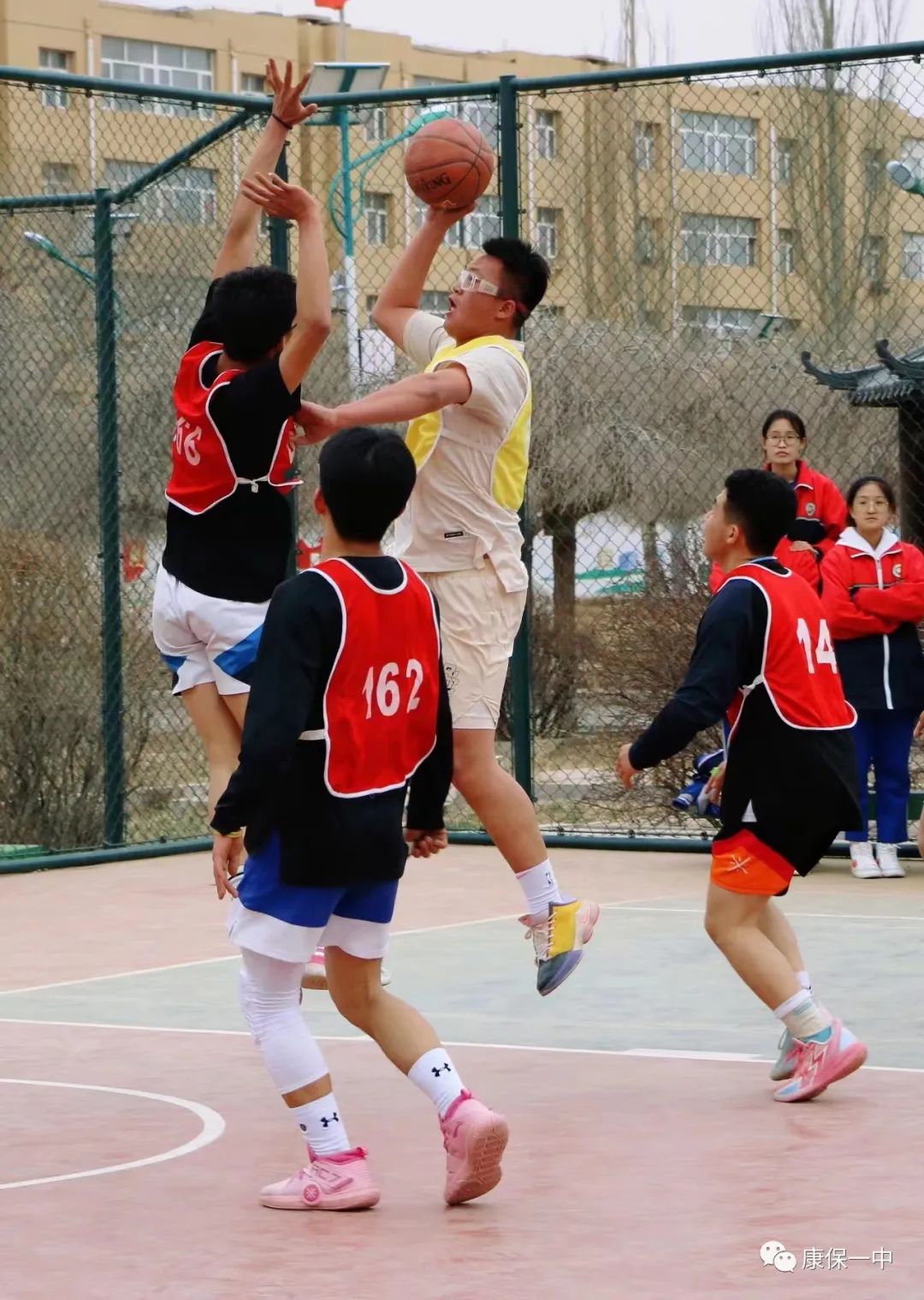 青春无畏逐梦扬威篮球赛,青春无畏迎篮而上篮球比赛