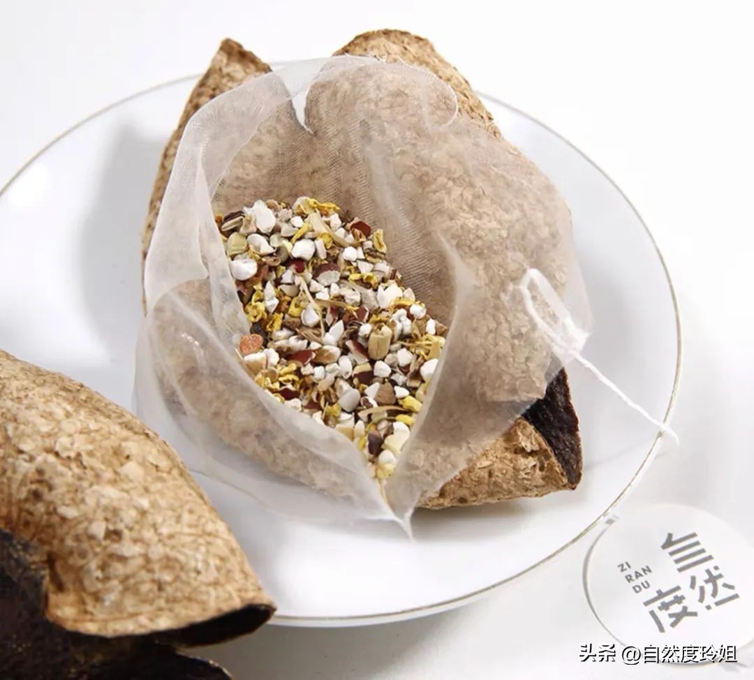 夏天手脚起小水泡严重脱皮,手脚长痒痒的小水泡