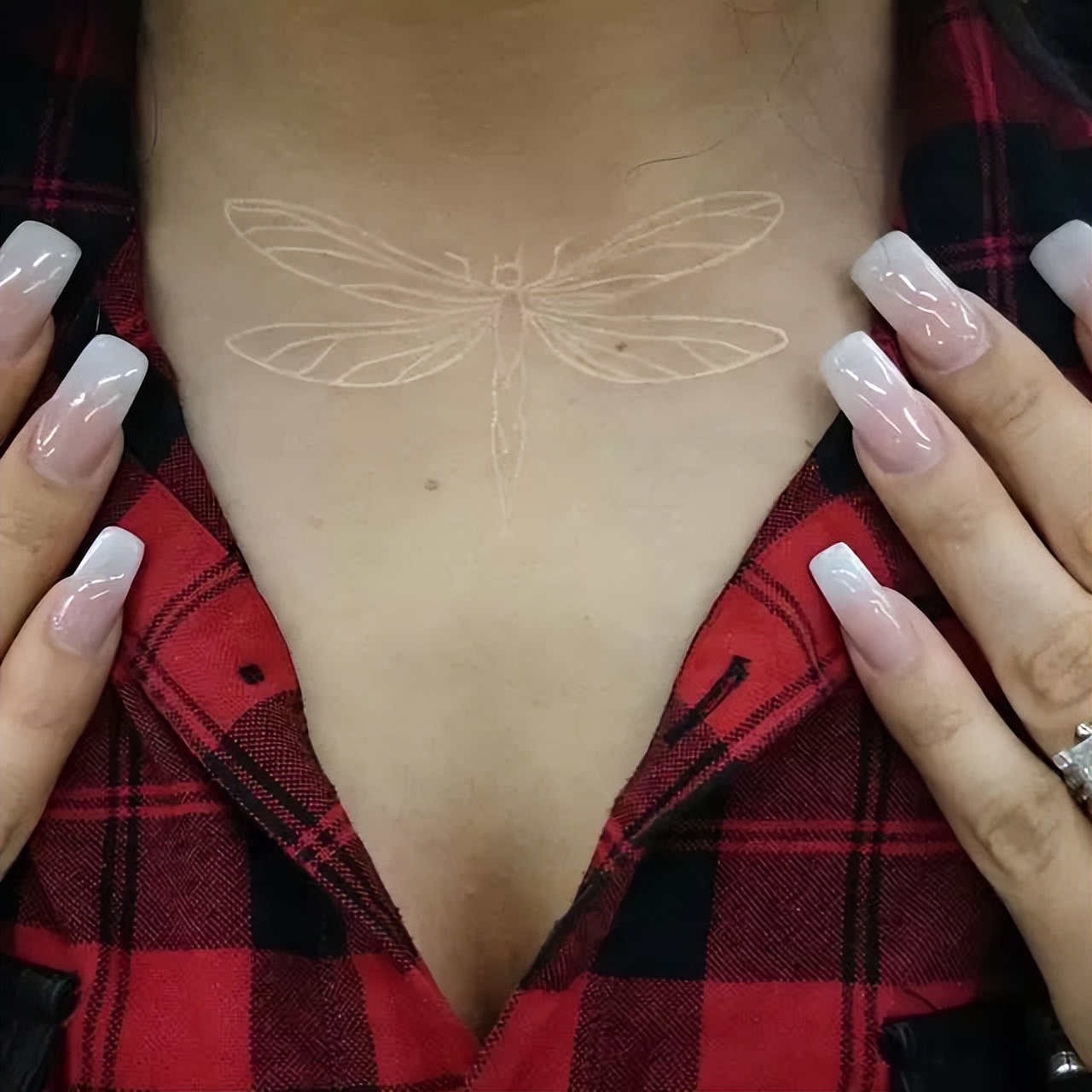 鸽子血纹身真的隐形么,隐形纹身花纹