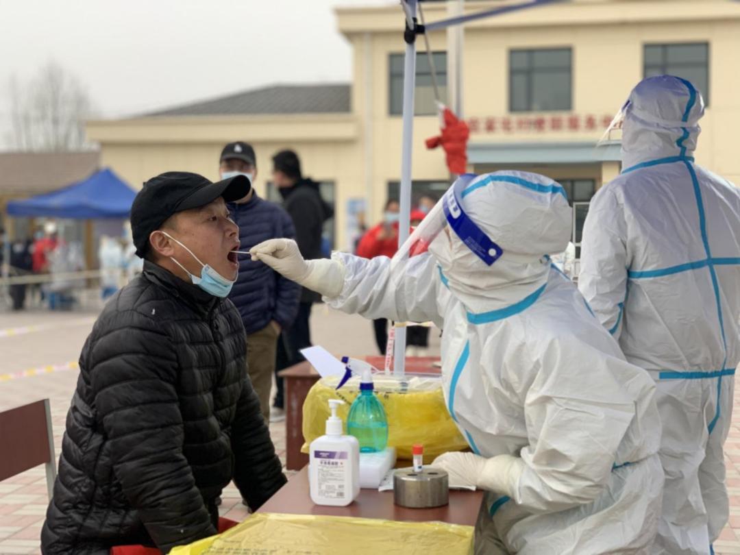 高效有序街道开展全员核酸检测,井然有序的核酸检测现场