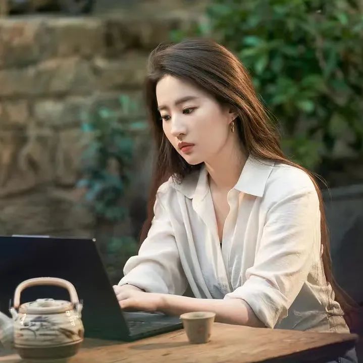 十分简单但是十分高级的穿搭,学这2种显高级的穿搭技巧