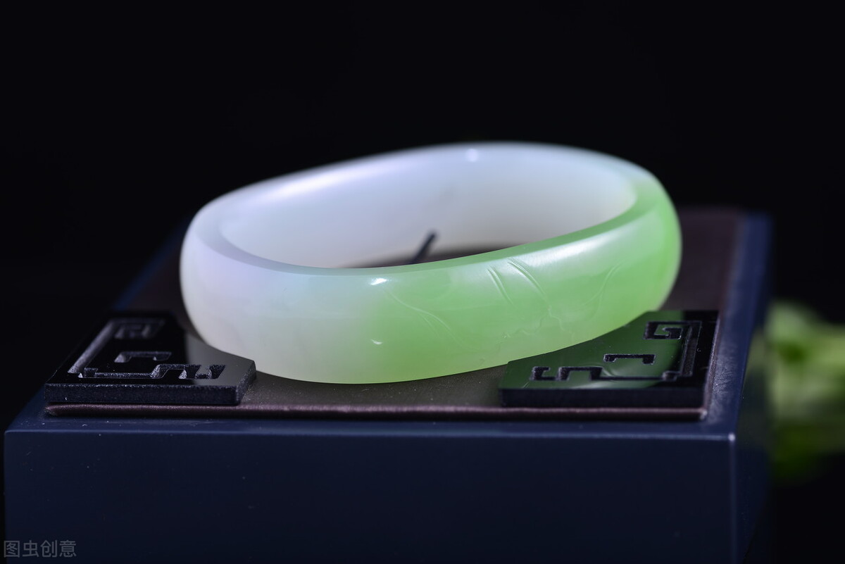 现在翡翠直播间卖的怎么辨别真假,翡翠直播珠宝真假辨别