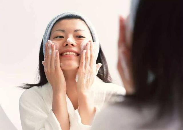 鼻子上挤出来的白色条是什么,鼻子里有白色条状粘稠物