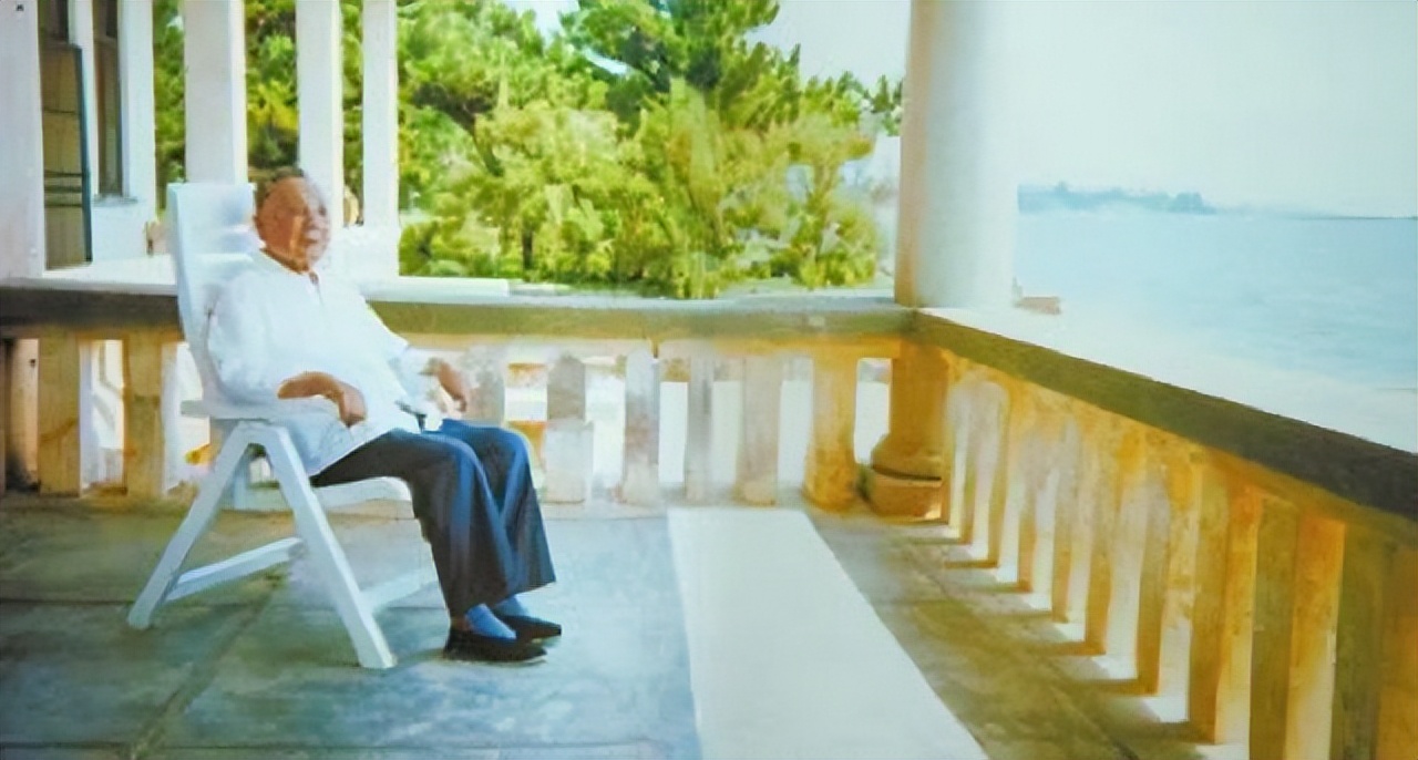 *小平邓**为什么说：这是家乡人给我穿的“小鞋”