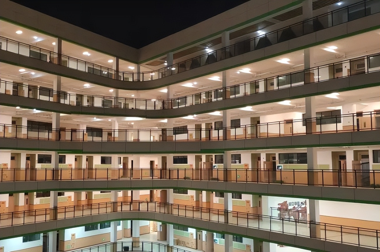 以一日之力，应朝阳之功——记乐山东辰高中部的一天