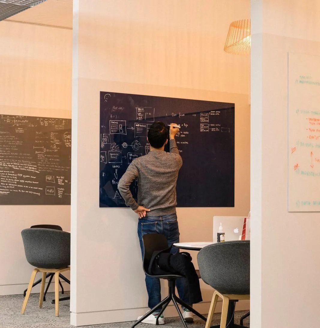 小户型办公室加展厅装修,合肥复式办公室装修