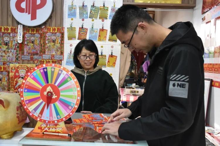 年轻人涌向彩票站,不求暴富只图开心？中了100万照样加班到11点