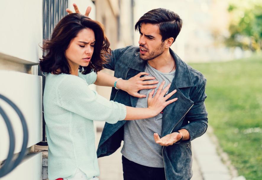 男子约女网友见面被抢劫,男子约女网友见面却中了圈套