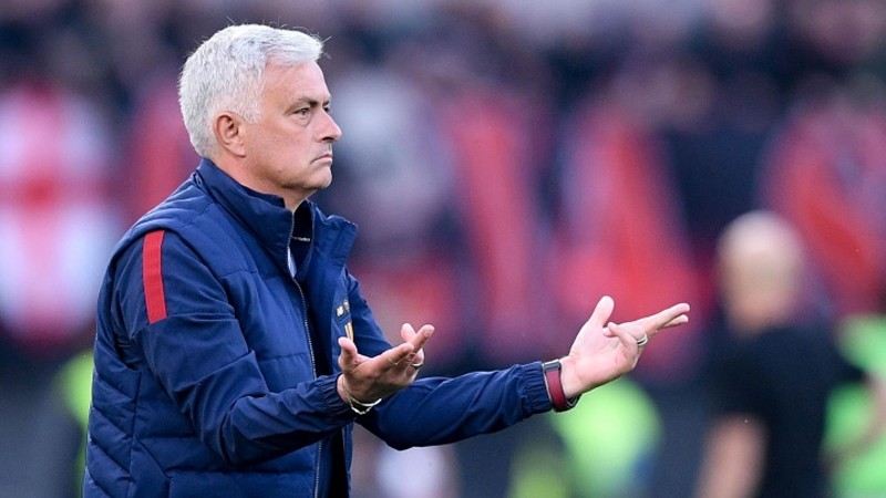 被犯规穆里尼奥气急败坏,穆里尼奥抱怨裁判被红牌罚下