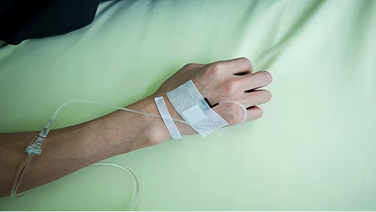 老人要定时打吊针通血管吗,老人在医院打吊瓶保养有用吗