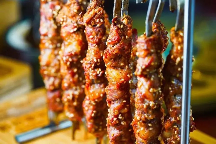 为什么*疆新**女子很少嫁到内地，本地姑娘说了大实话，确实很尴尬！