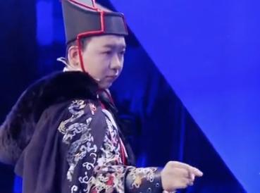 小伙模仿电影练成摘叶飞花,东方不败的飞花神功