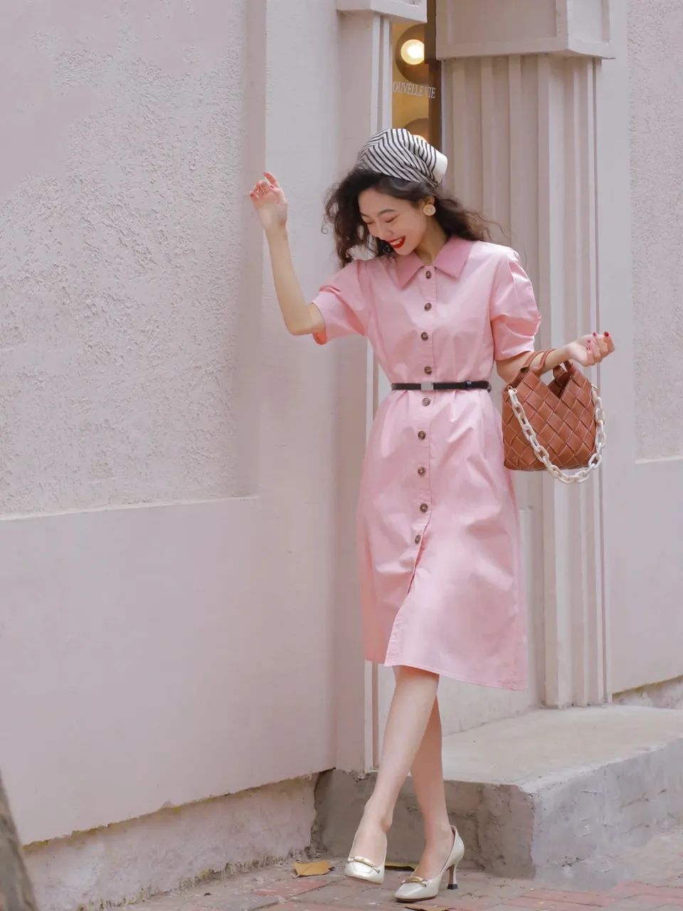 今年流行的连衣裙让你穿出女神范,穿春款连衣裙适合穿啥裤子