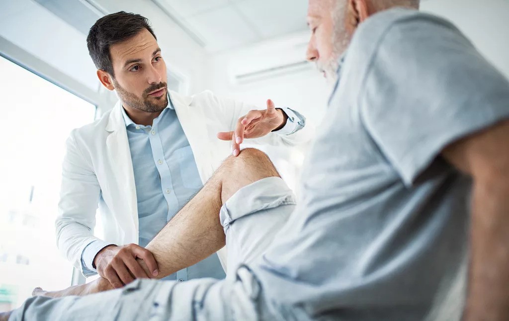 膝盖酸痛一个动作自愈,膝盖酸痛要做什么理疗