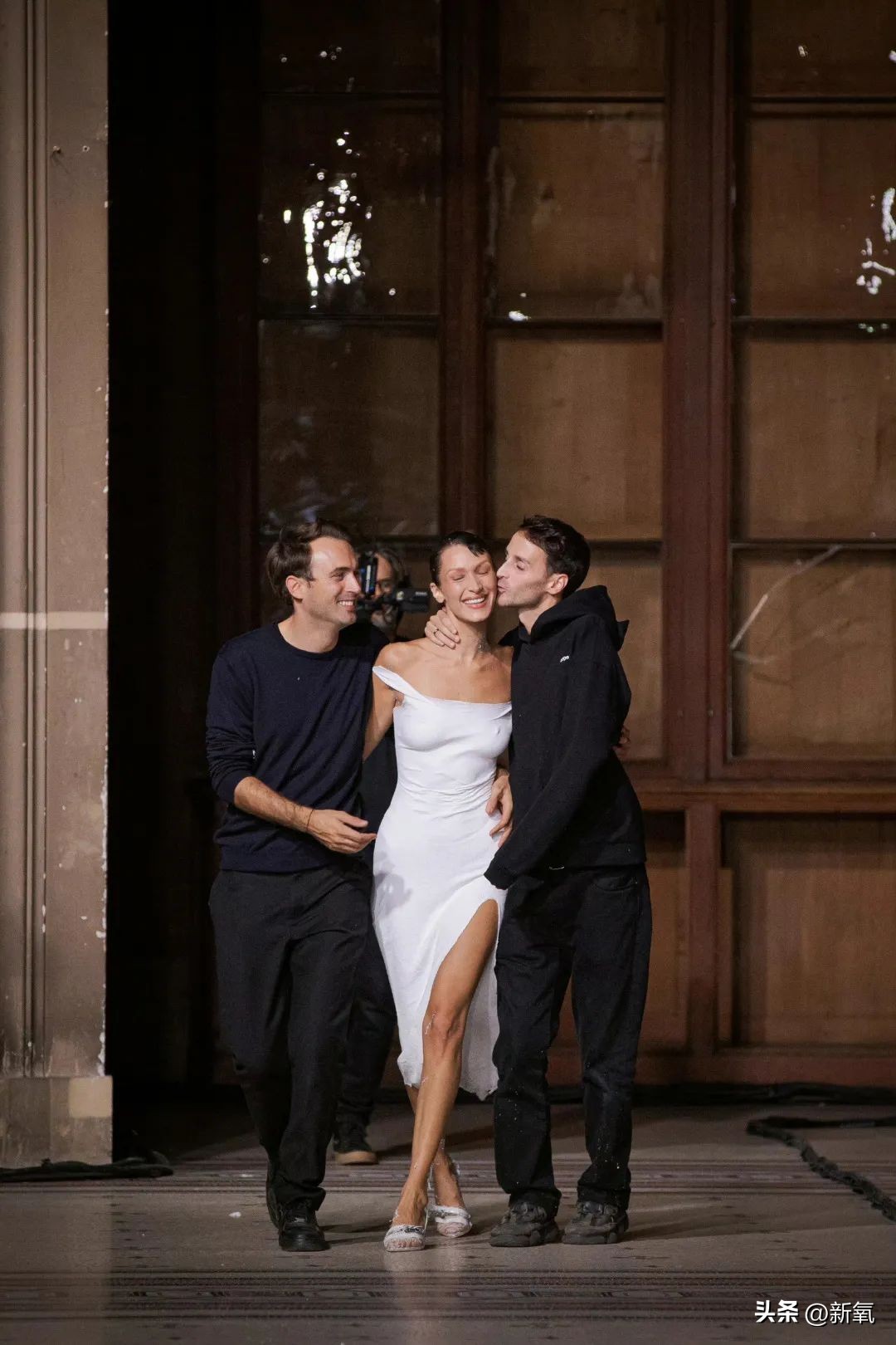 被海克斯科技惊艳到了,这条裙子是现场喷出来的?