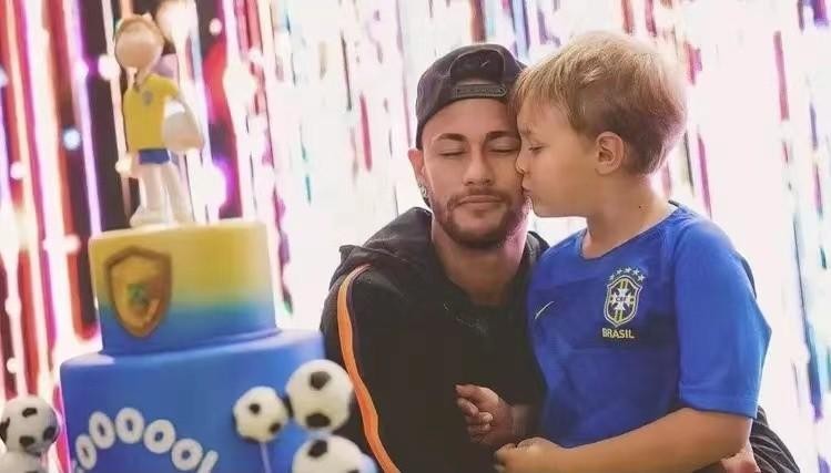 桑巴舞蹈内马尔挨踢,内马尔19岁普斯卡什