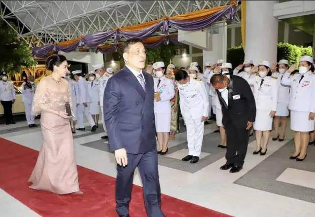 泰国王后浴袍风，蝴蝶结收腰，新颖款式却因颜色显老气