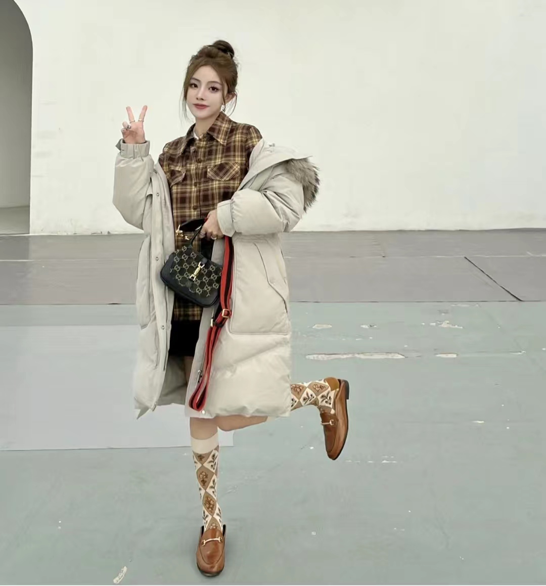 冬季穿什么颜色的羽绒服最百搭,流行的冬季羽绒服颜色搭配