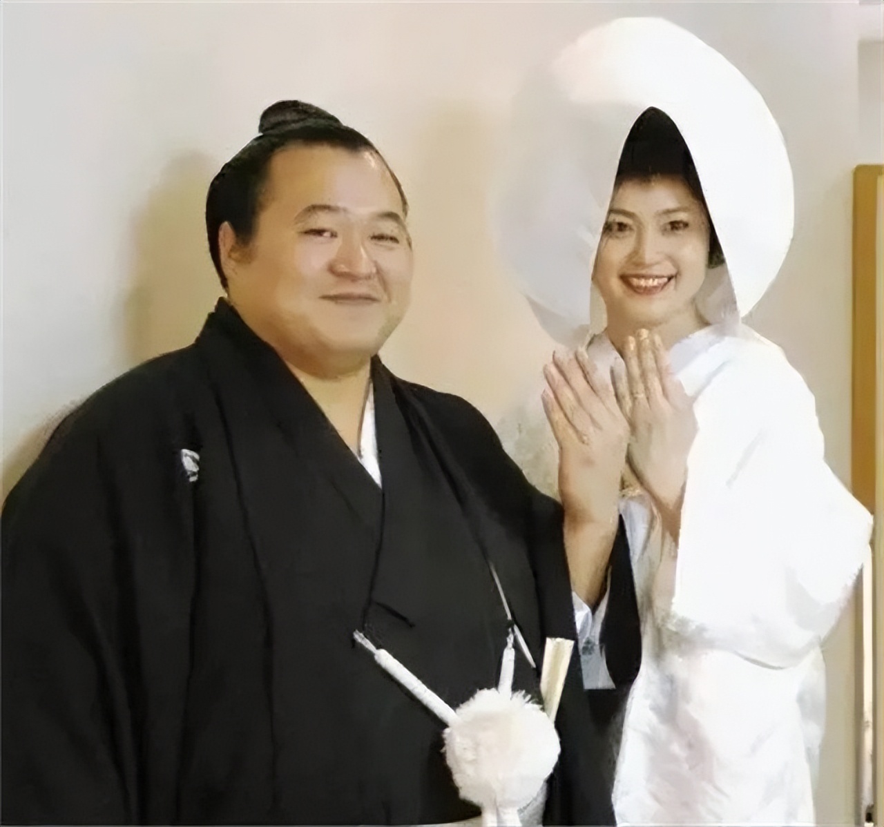 日本女人为什么想嫁给相扑手,日本女人和相扑手的结婚照