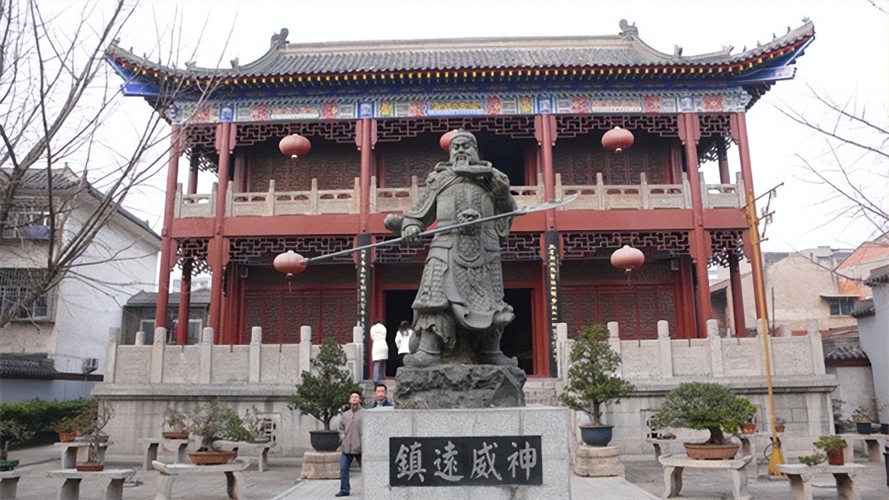 关帝庙前的一副对联，道尽关公一生的荣耀与悲壮，写了什么？