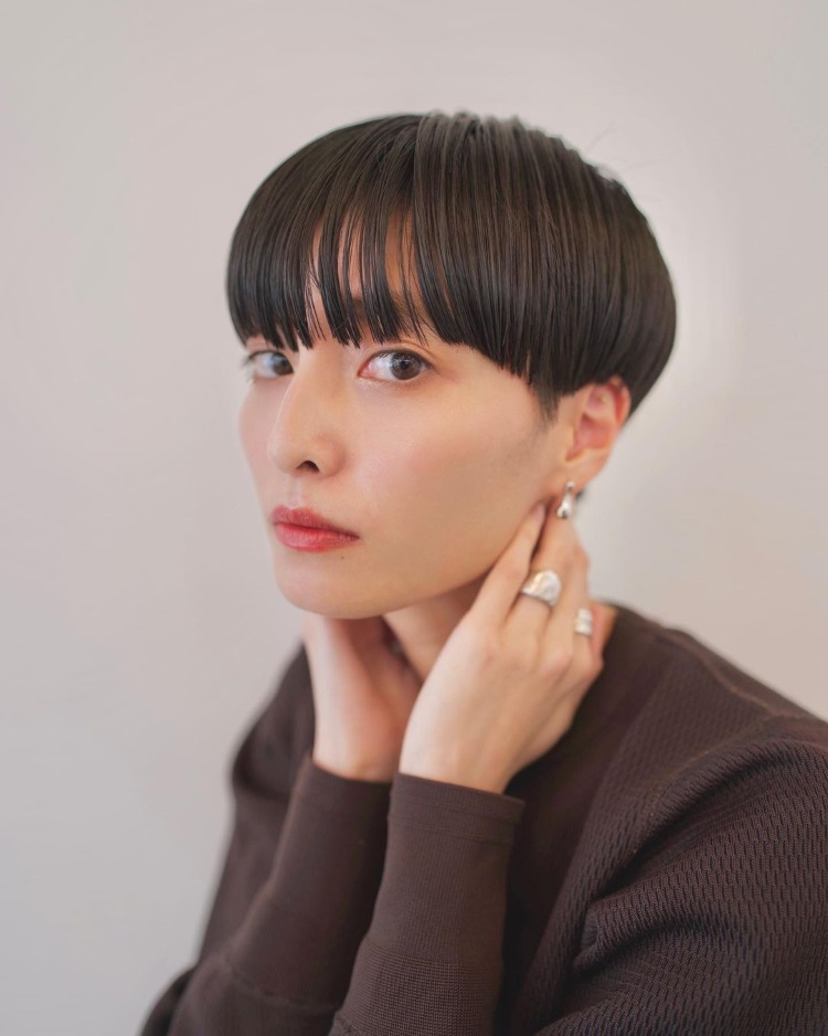 高额头适合什么一次性发型,额头大适合八字刘海还是齐刘海