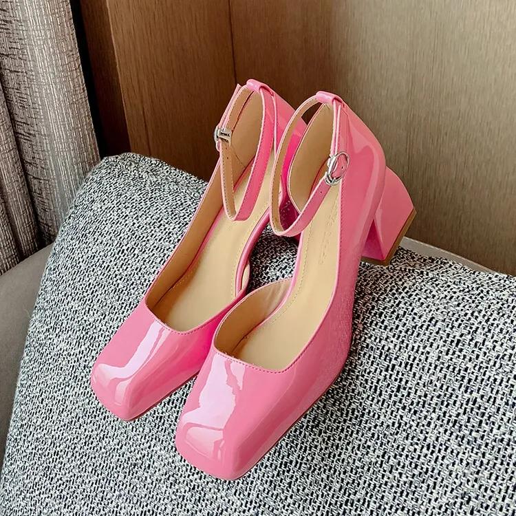 他很痴迷我穿的这双鞋子