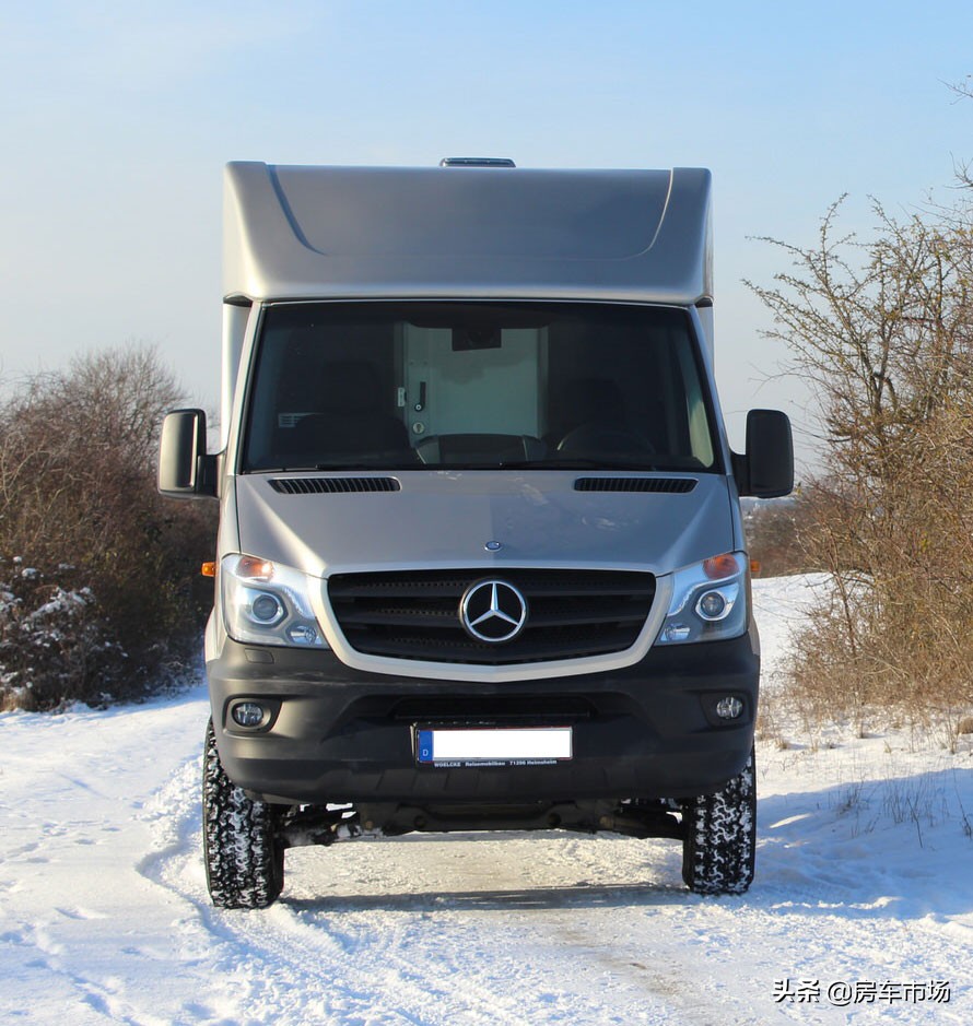 定制版6.6米大额头奔驰房车,雪地奔驰重型越野房车