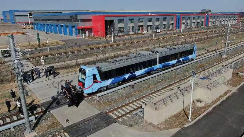 “北京研发、河北制造”，国内首列氢燃料混合动力铰接轻轨车，在河北京车智能制造基地下线