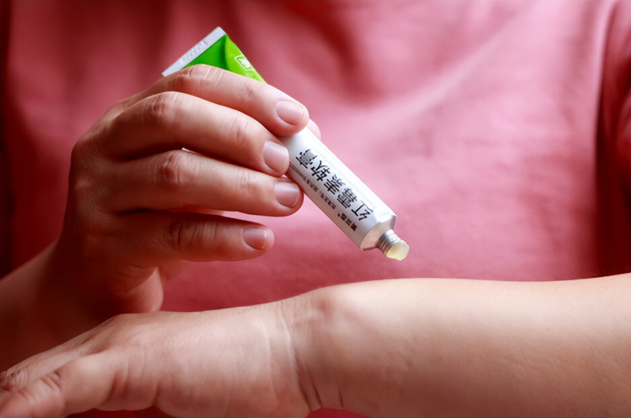 长期用红霉素软膏涂抹脸部皮肤,用红霉素软膏涂眼睛