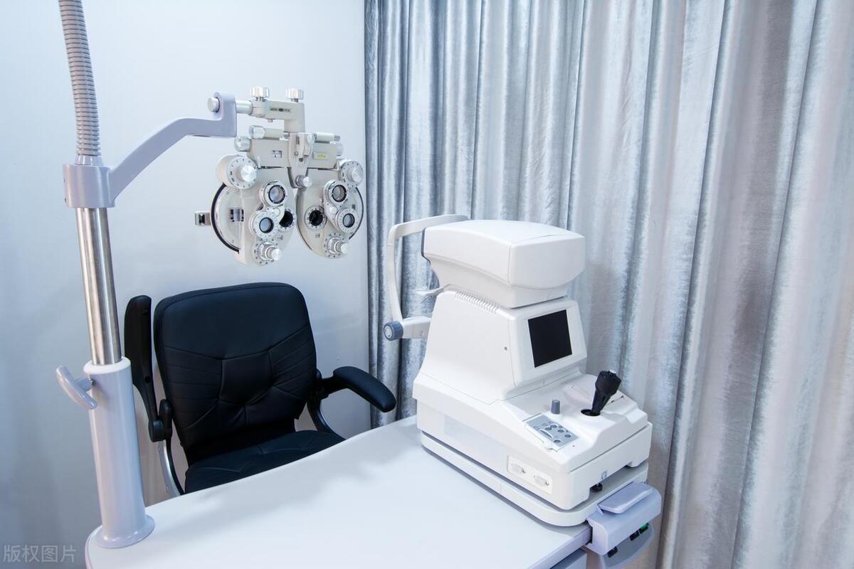 因为疫情影响被裁员，为了生存选择开起眼镜店，1年就赚了50万