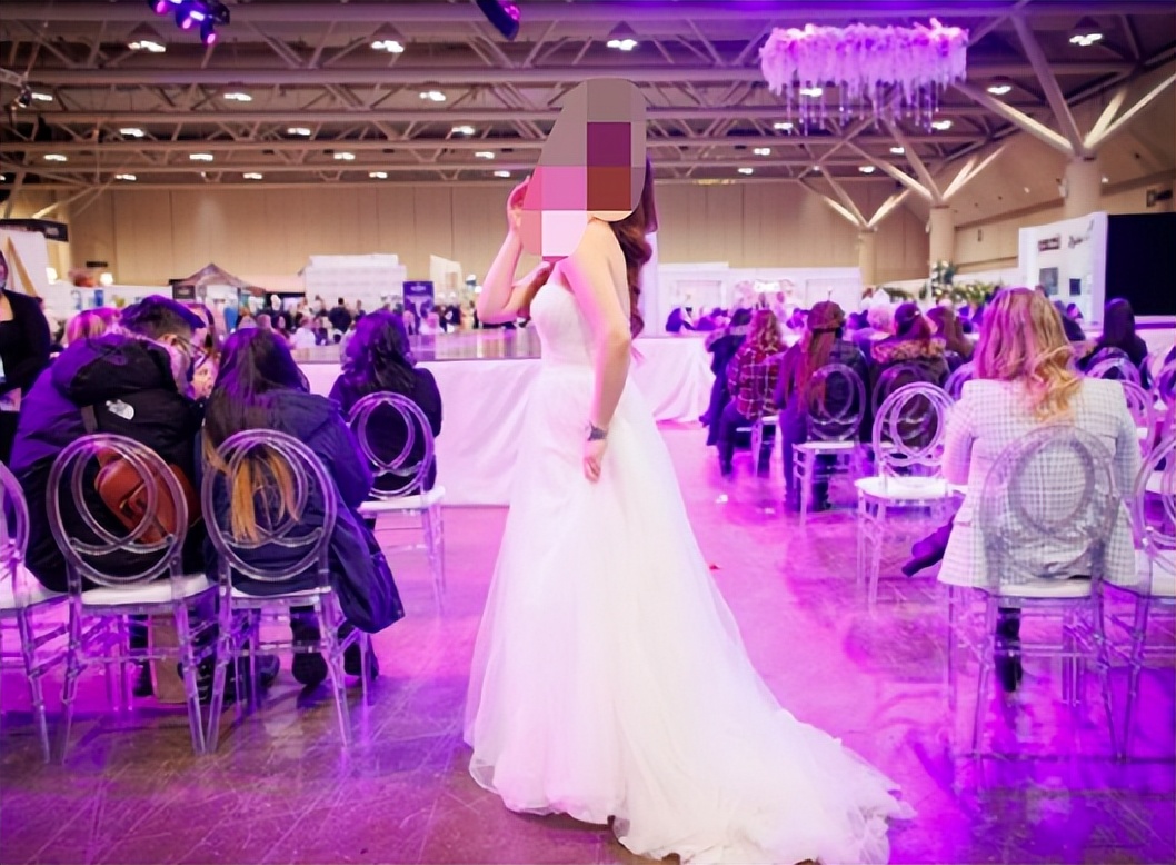 神奇夫妇向婚礼嘉宾索要“至少500刀礼物”，网友评论绝了….