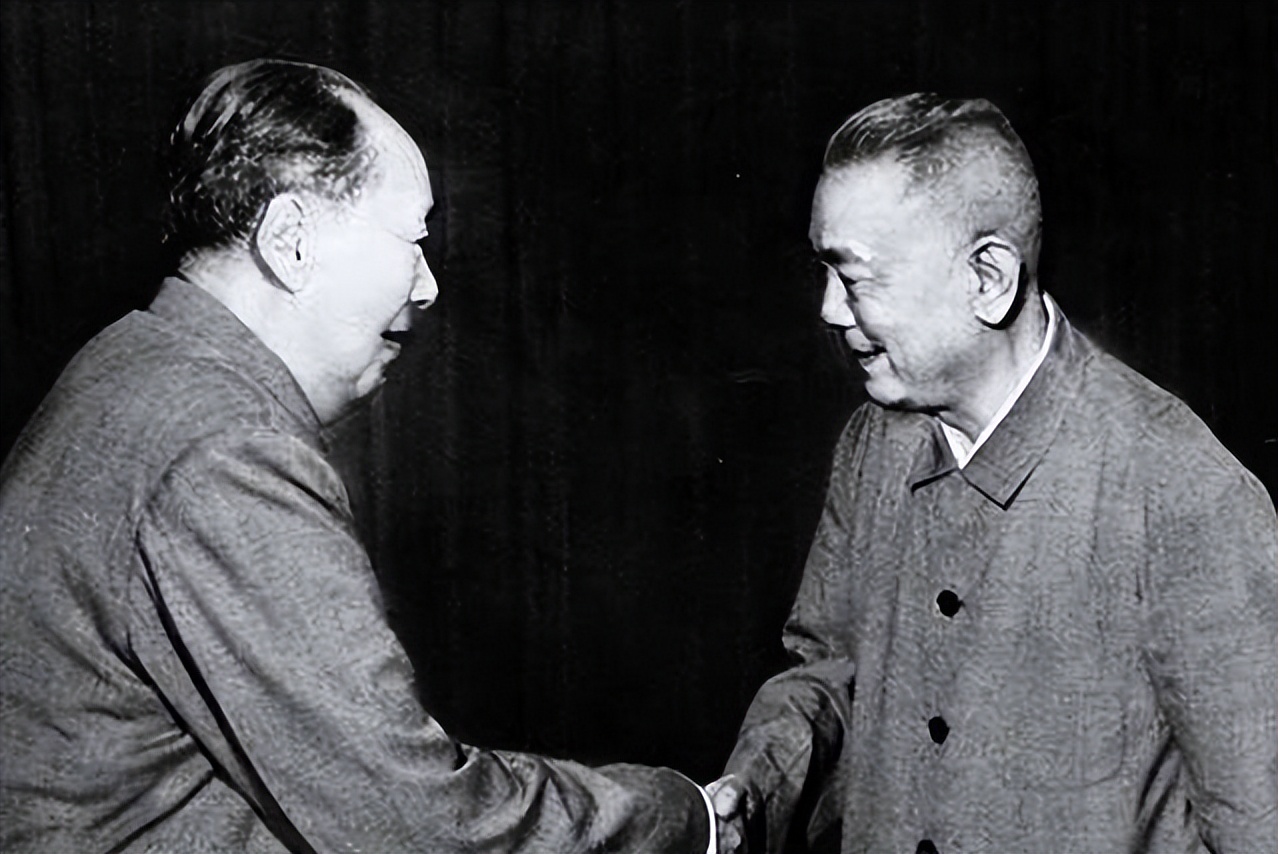 *先念李**抽雪茄，毛主席看了半天：有这么好的烟，怎么不早点拿出来