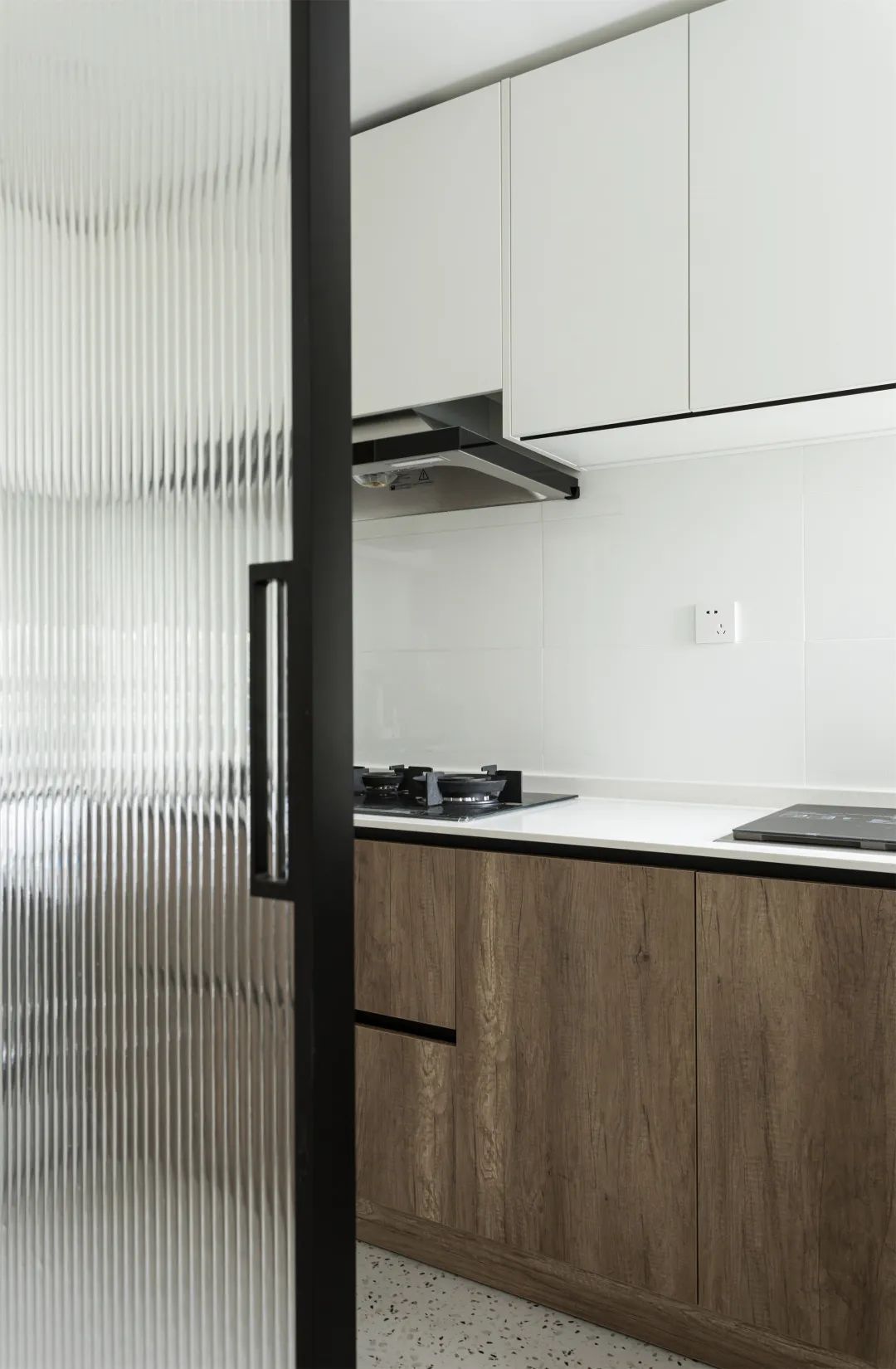 她家80㎡的顶楼复式，看过的人都说羡慕，两人两猫的生活真幸福