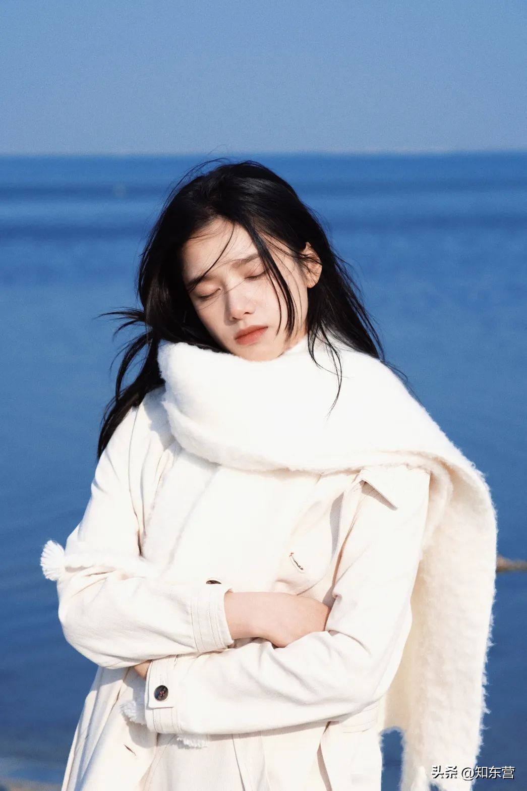 冬天披发好看又显脸小的发型,冬季干净利落减龄的发型