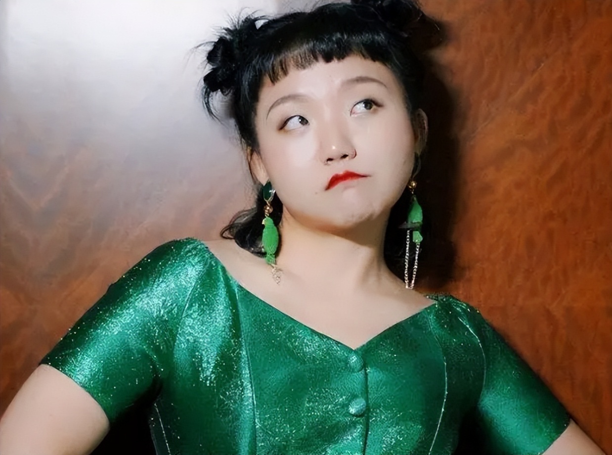 登上纽约时装周,尔冬升导演说辣目洋子影后