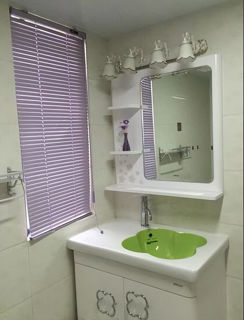 新房装修完毕，120平花了25万，客厅却被小姑子的十字绣毁了