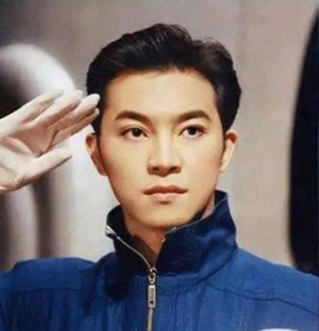 有哪些明星头发秃顶,秃顶明星发际线