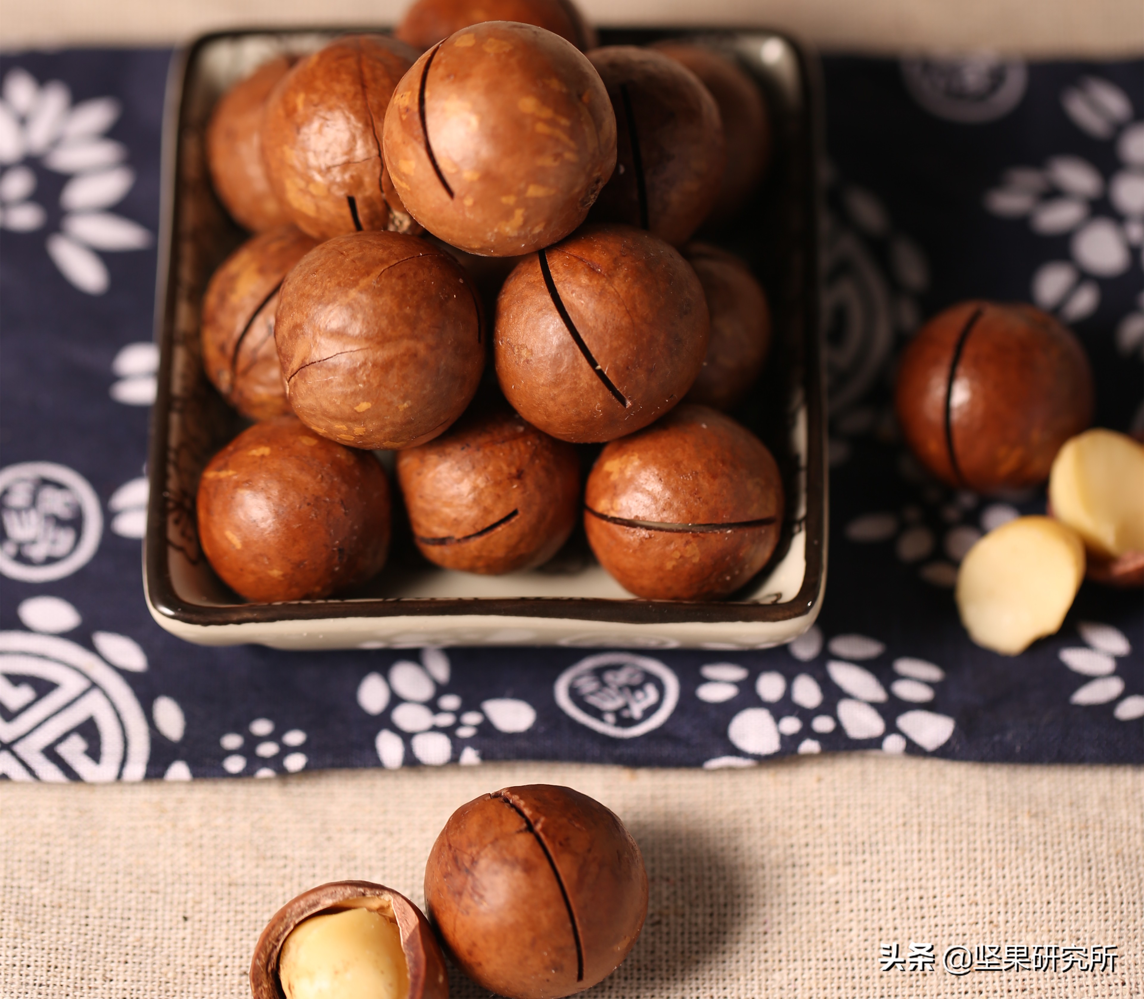 吃了发霉的夏威夷果怎么处理,夏威夷果表面白色是霉吗