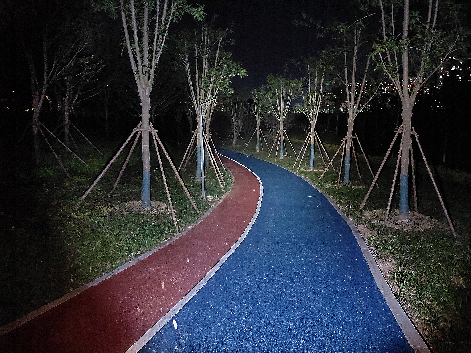 年轻更时尚，菲尼克斯HM65R-DT镁合金越野跑头灯体验