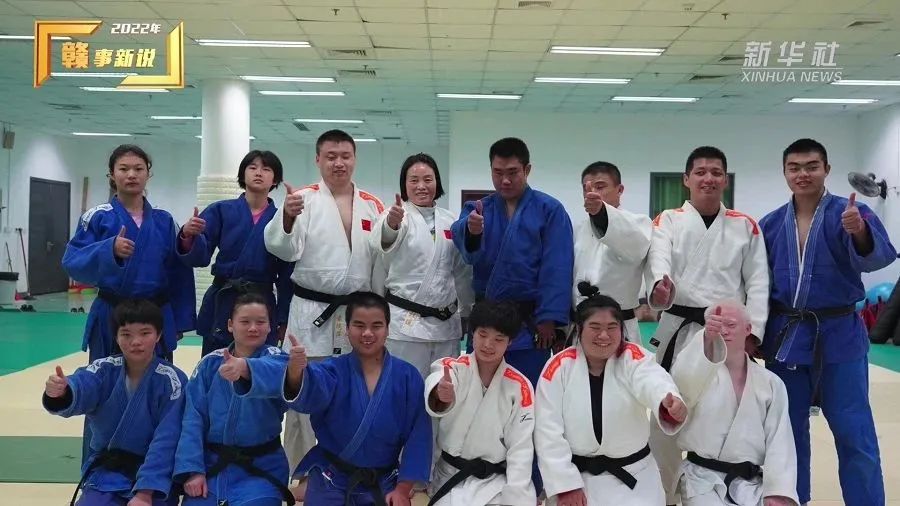 他们眼里有光的英文,眼中无光心中无盼