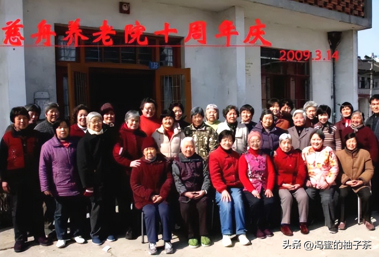 97年，50多位上海老太众筹买下一栋楼，抱团养老20年：比家里自在