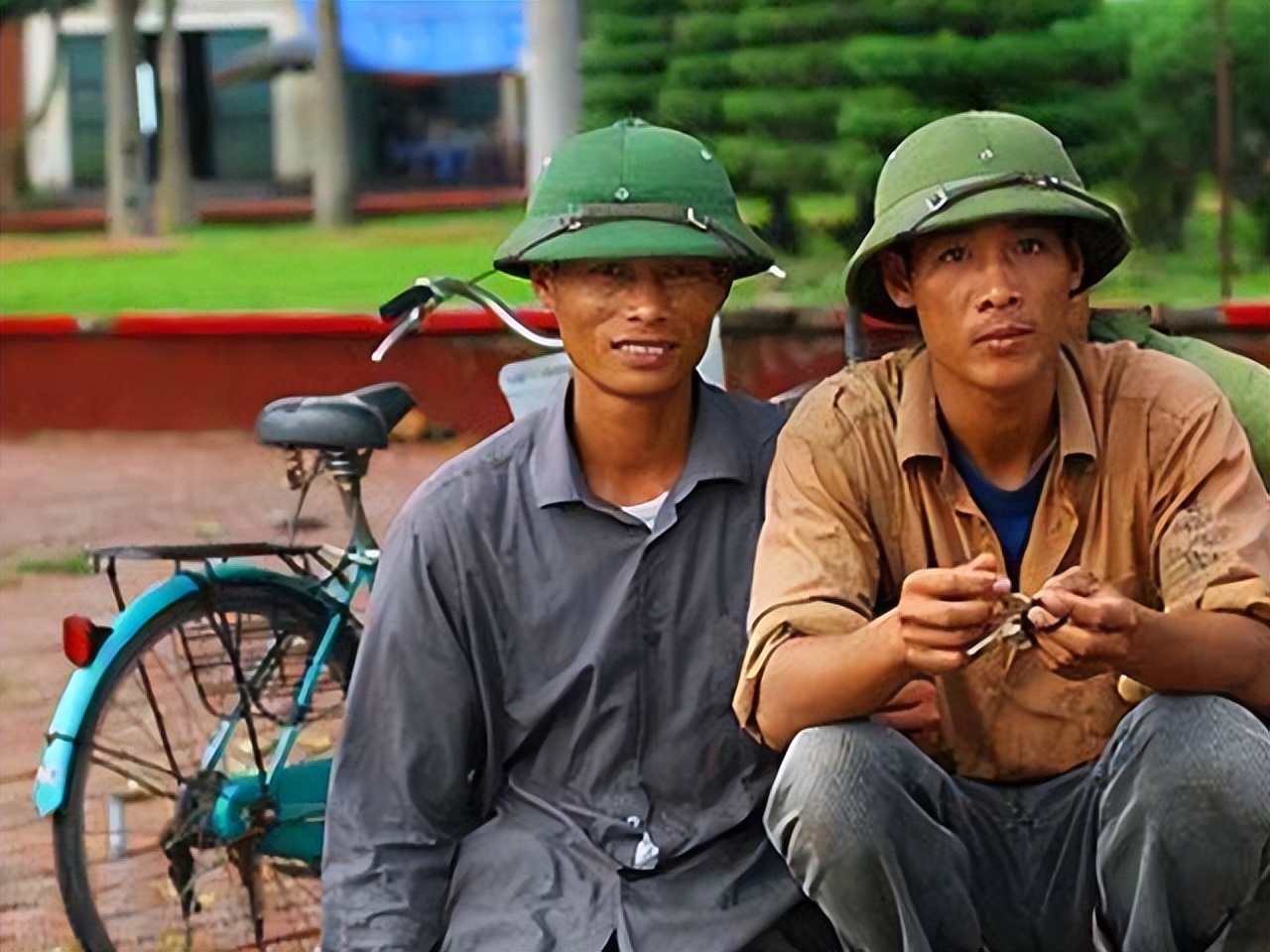 越南女人在中越边境摆摊,越南边境女商贩