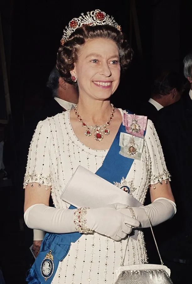 羡慕英王室“传家宝”数不胜数？学会这几招，你的珠宝盒也能常戴常新