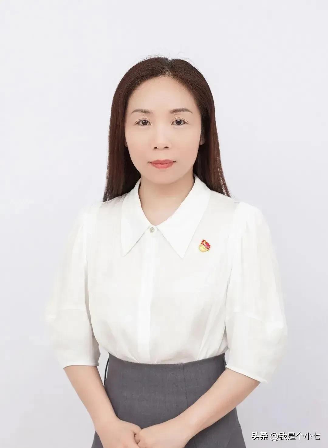 成人礼争议后郑州社区女书记刘红英当众喊冤，恰恰证明了大家的对